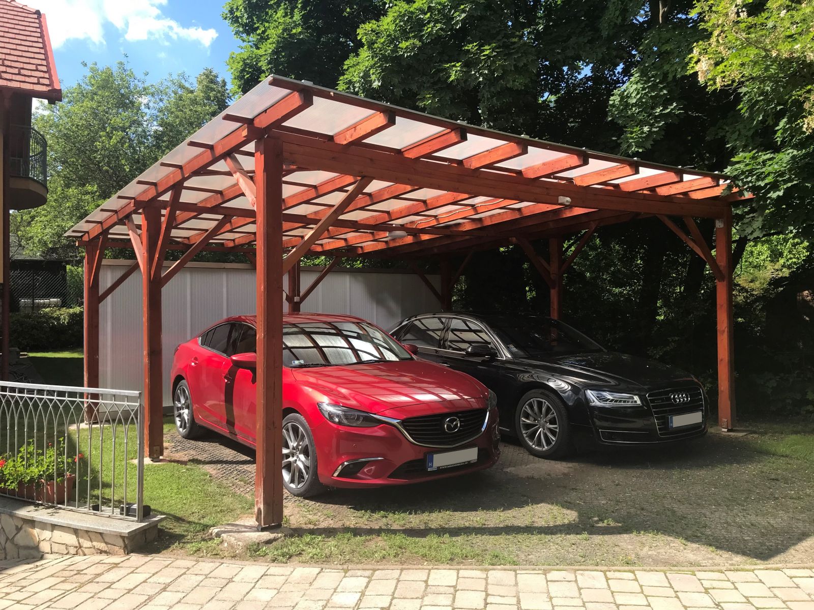 üregkamrás polikarbonát tető autóbeálló